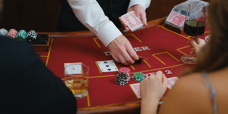 Dalintojas dalina kortas - pokerio pozicijos