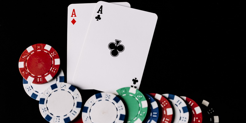 Du tūzai ir daug spalvotų žetonų - nemokami pokerio turnyrai