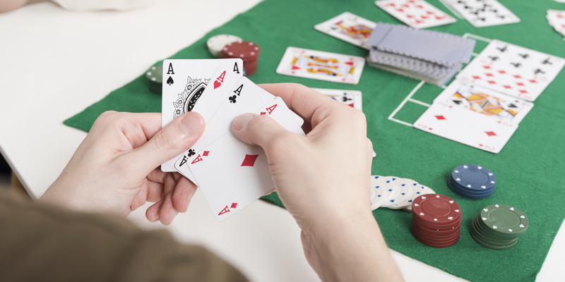 Keturi tūzai žaidėjo rankose - nemokami pokerio turnyrai