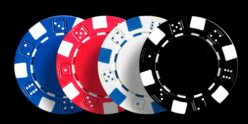 Pokerio turnyras naudoja keturių ir daugiau spalvų žetonus
