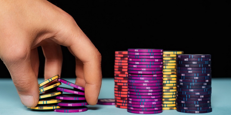 Spalvoti žetonai, be kurių neapsieina pokerio turnyras