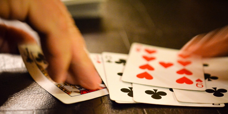 Krūvelė kortų ant stalo - Texas Holdem pokerio žaidimo taisyklės