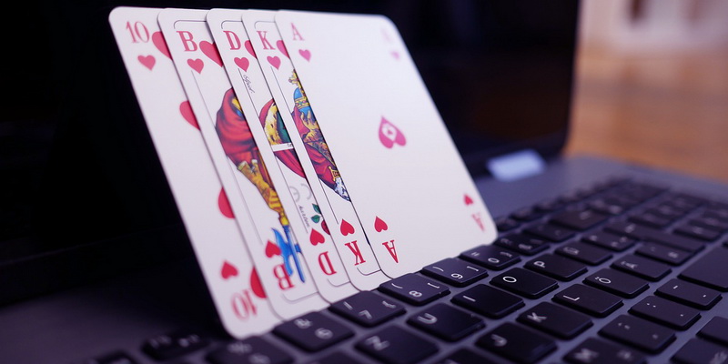 Kortų kombinacija - pokeris online internetu iš tikrų pinigų