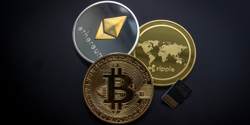 Trys kripto valiutos: Bitcoin, Ethereum, Ripple - pokeris internetu iš tikrų pinigų