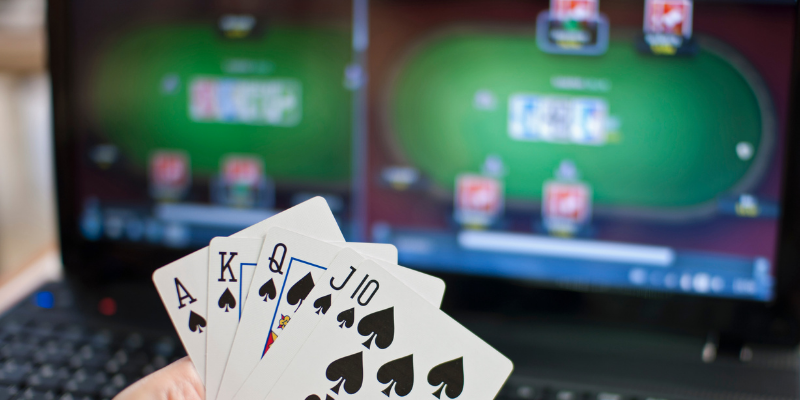 kaip reikia išmokti žaisti pokerį internete taisyklės - kombinacija ir kompiuteris